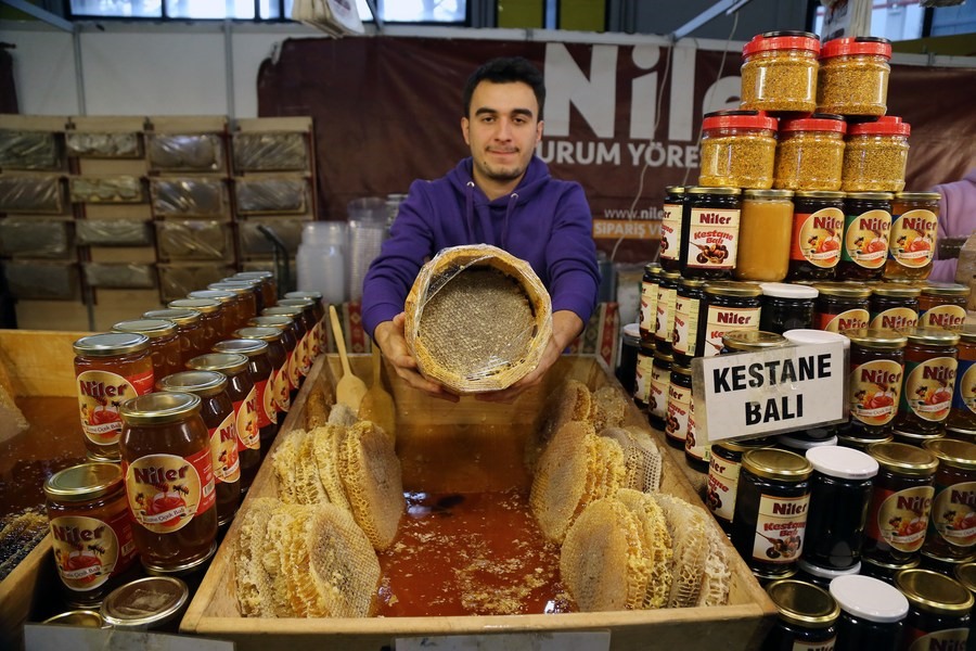Một gian hàng mật ong tại được bày bán ở thủ đô Ankara (Thổ Nhĩ Kỳ). Ảnh: Mustafa Kaya/Xinhua