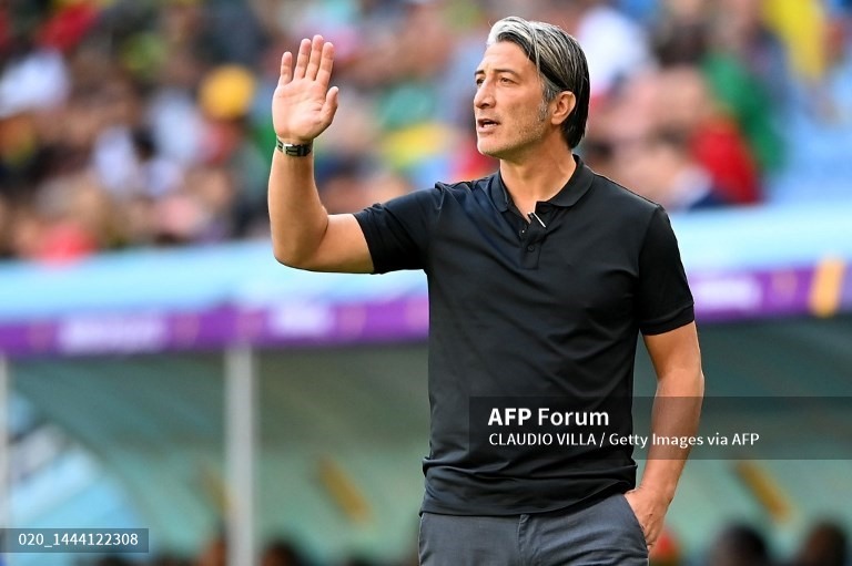 Huấn luyện viên Murat Yakin đang khá sốt ruột khi các học trò bế tắc. Ảnh: AFP