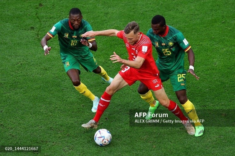 Thụy Sĩ bế tắc trước khung thành của Cameroon. Ảnh: AFP
