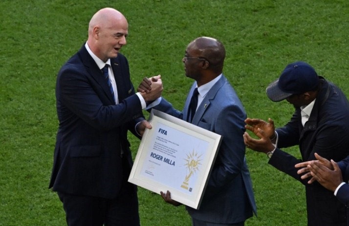 Huyền thoại Roger Milla được trao danh hiệu cầu thủ nhiều tuổi ghi bàn tại World Cup. Ảnh: AFP
