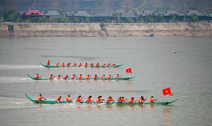 Lễ hội Đua thuyền đuôi én tại thị xã Mường La. Ảnh: Văn Thành Chương