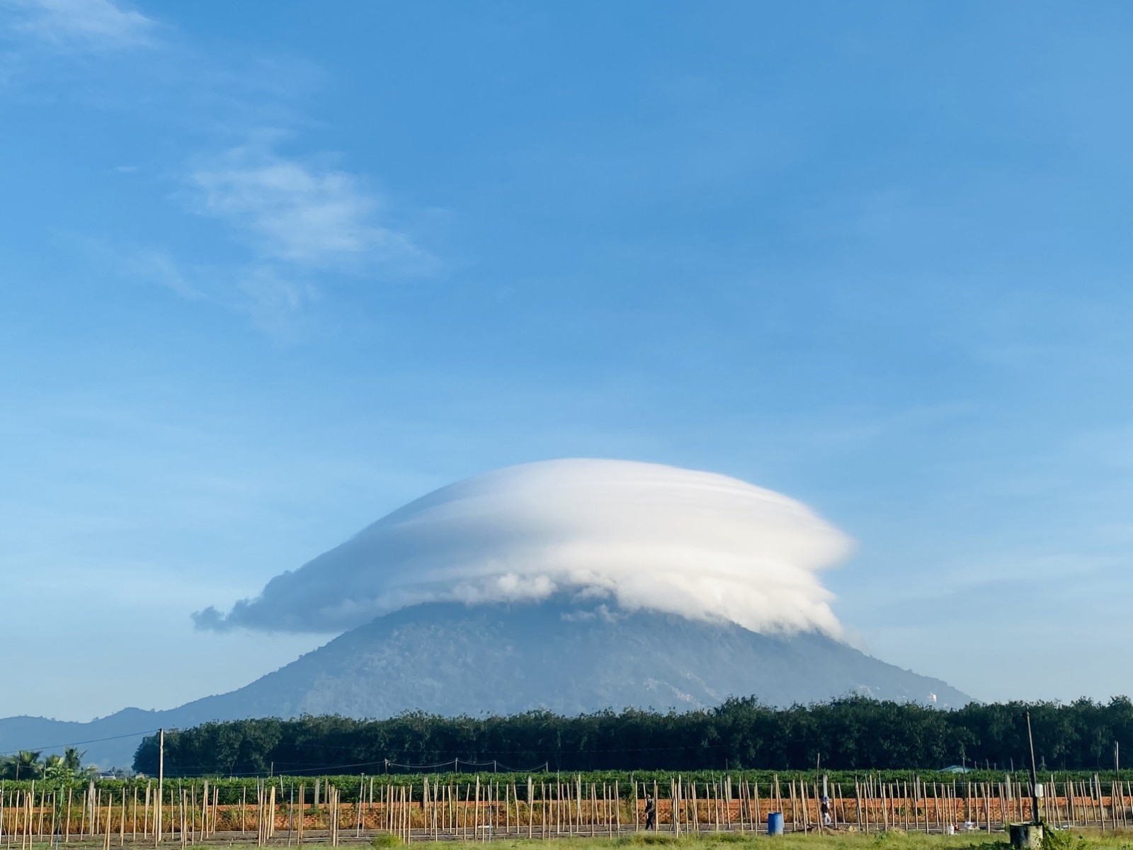 ảnh Mây Và Núi Tải Xuống Miễn Phí, ảnh quan niệm nghệ thuật, mây trên núi,  phong cảnh đẹp Trên Lovepik