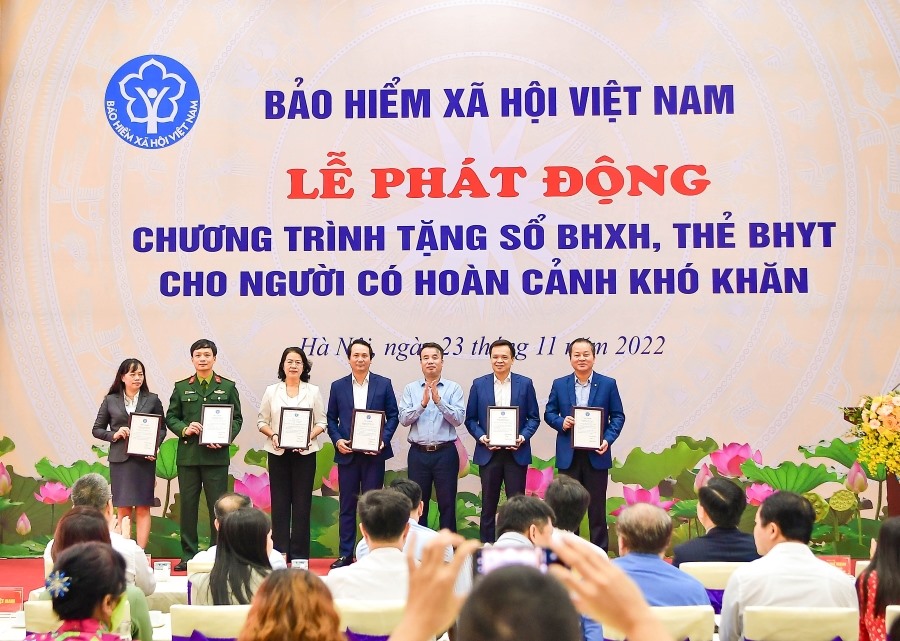 Lễ phát động chương trình tặng sổ BHXH, thẻ BHYT cho người có hoàn cảnh khó khăn. Ảnh: Vietcombank