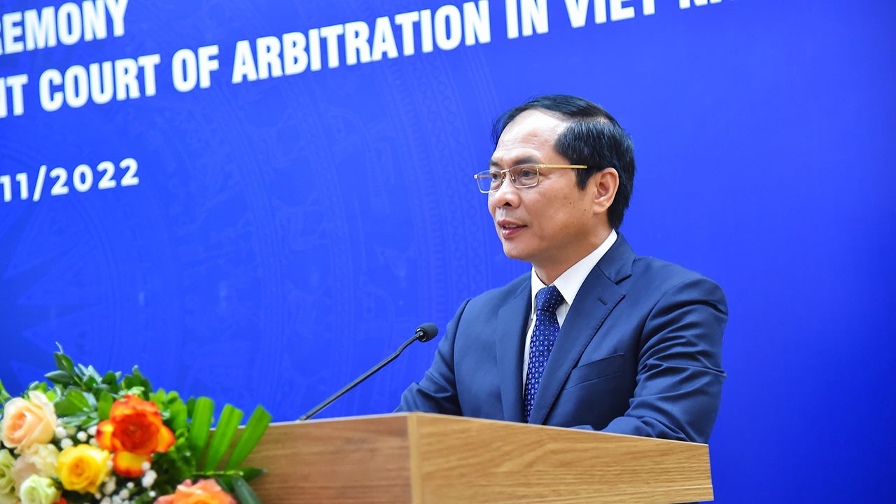 Bộ trưởng Bùi Thanh Sơn chúc mừng văn phòng PCA chính thức đi vào hoạt động. Ảnh: Bộ Ngoại giao