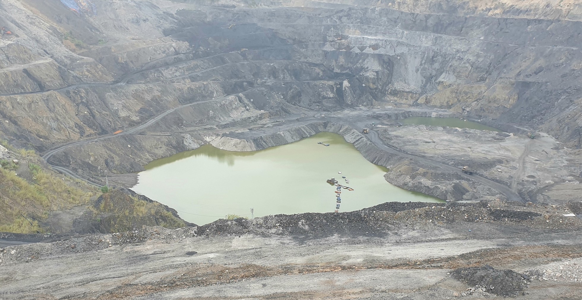 Moong than này sâu khoảng 160m. Moong than lộ thiên sâu nhất ở Quảng Ninh thuộc về moong than của Công ty Cp than Cọc 6 tại TP.Cẩm Phả (sâu hơn 300m). Ảnh: Nguyễn Hùng