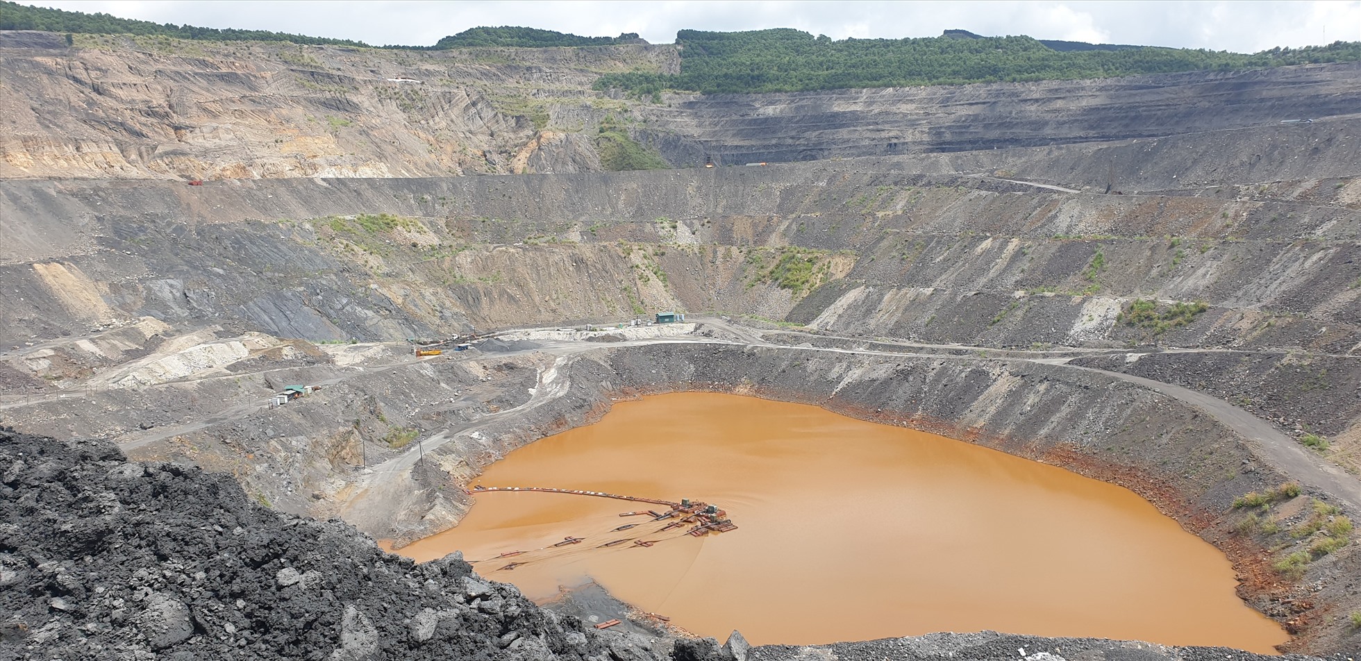 Đây là 1 trong 2 moong than của Công ty CP than Núi Béo nằm ở phường Hà Tu, đóng cửa từ cuối năm 2021. Như vậy, đến nay tại Hạ Long chỉ còn có mỏ than lộ thiên của Công ty CP than Hà Tu vẫn còn hoạt động. Dự kiến, công ty này cũng sẽ phải đóng toàn bộ mỏ lộ thiên vào năm 2028. Ảnh: Nguyễn Hùng