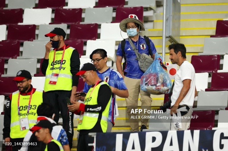 Cổ động viên Nhật ở lại dọn dẹp sau chiến thắng trước tuyển Đức.  Ảnh: AFP