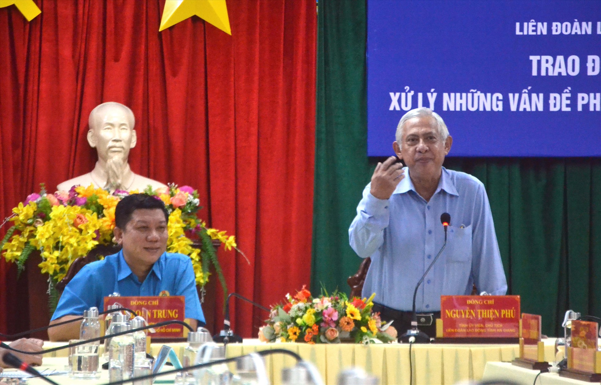 Chủ tịch LĐLĐ tỉnh An Giang Nguyễn Thiện Phú phát biểu gợi ý tại buổi trao đổi kinh nghiệm xử lý quan hệ lao động. Ảnh: LĐ