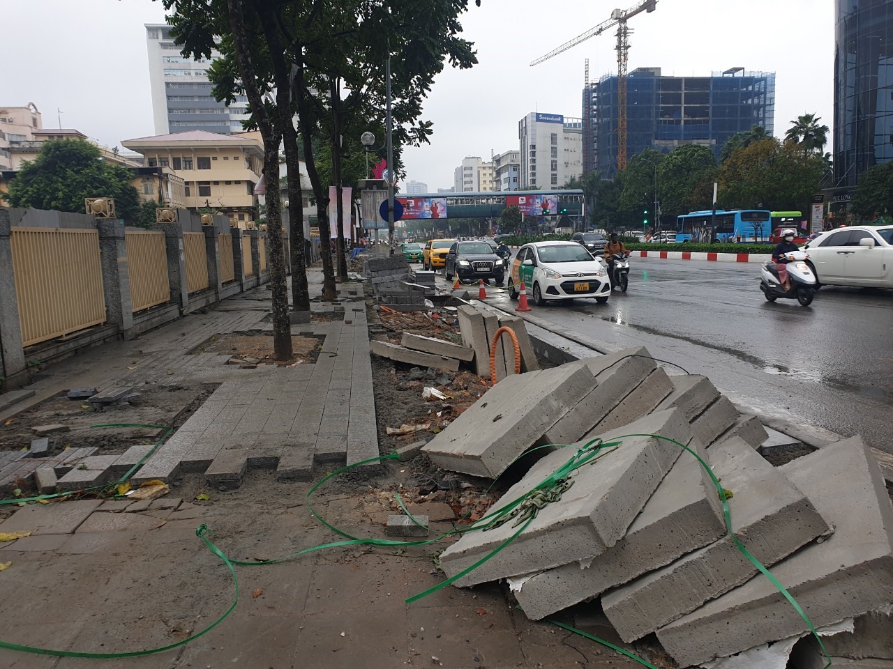 Cảnh lộn xộn, nhếch nhác trên đường Nguyễn Chí Thanh. Ảnh: Vĩnh Hoàng
