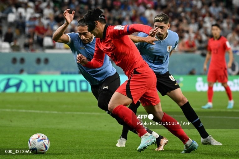Khó có thể bẻ gãy hàng phòng ngự Uruguay. Ảnh: AFP