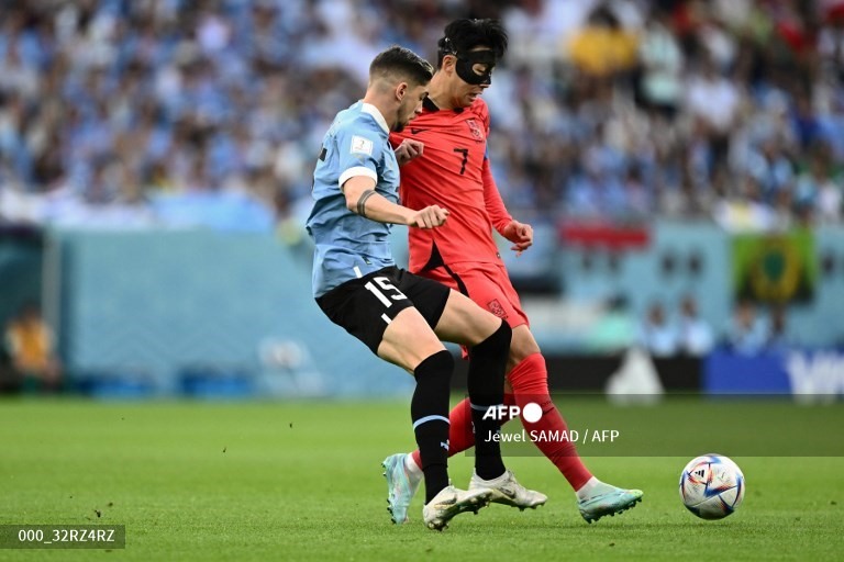 Son Heung-min đang tạo nhiều khó khăn cho hàng thủ Uruguay. Ảnh: AFP