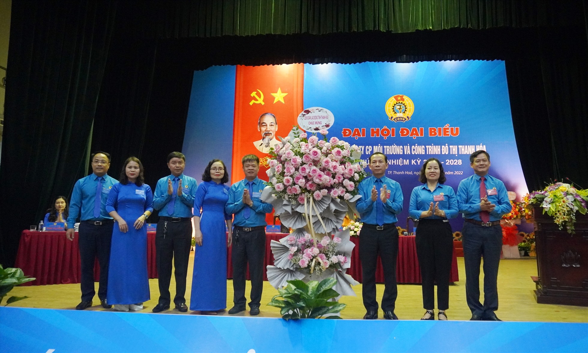 Lãnh đạo LĐLĐ tỉnh Thanh Hóa tặng hoa chúc mừng Đại hội Công đoàn Công ty. Ảnh: Quách Du