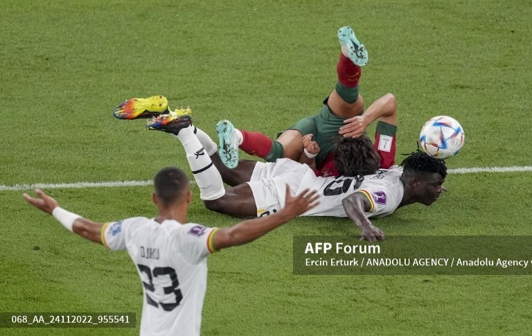 Pha va chạm của cầu thủ hai đội. Ảnh: AFP