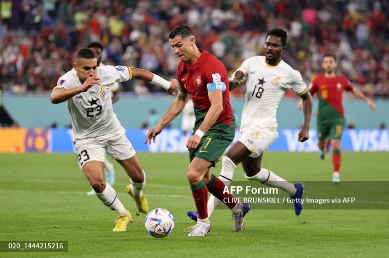 Gánh nặng tuổi tác khiến Ronaldo không thể có những pha tung nước rút để dứt điểm sở trường. Ảnh: AFP
