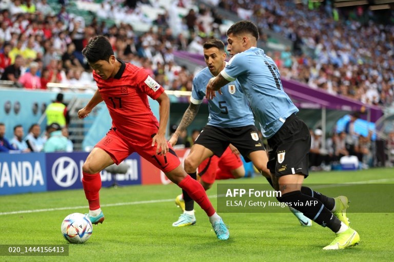 Trở lại trận đấu, đội tuyển Hàn Quốc đã tạo ra thế trận không tồi trước Uruguay. Thậm chí, đại diện đến từ Châu Á có lúc còn thi đấu nhỉnh hơn và liên tục uy hiếp khung thành đối phương.