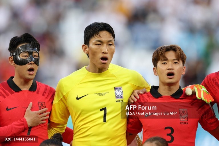 Sau nhiều lo lắng, người hâm mộ Hàn Quốc có thể thở phào khi nhìn thấy Son Heung-min ra sân trận khai màn World Cup 2022 đối đầu Uruguay.