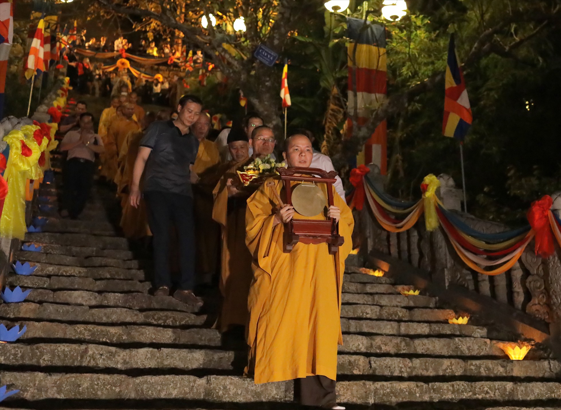 Đoàn sư thầy tham gia lễ cúng Phật - cúng Tổ trên chùa Hoa Yên. Ảnh: Tùng Lâm