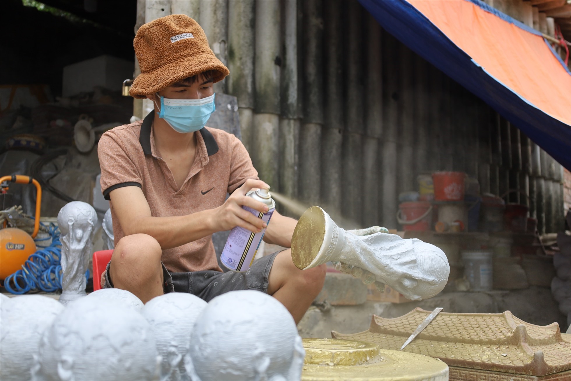 Công đoạn sơn nhũ lên chiếc cúp phải thật tỉ mỉ.