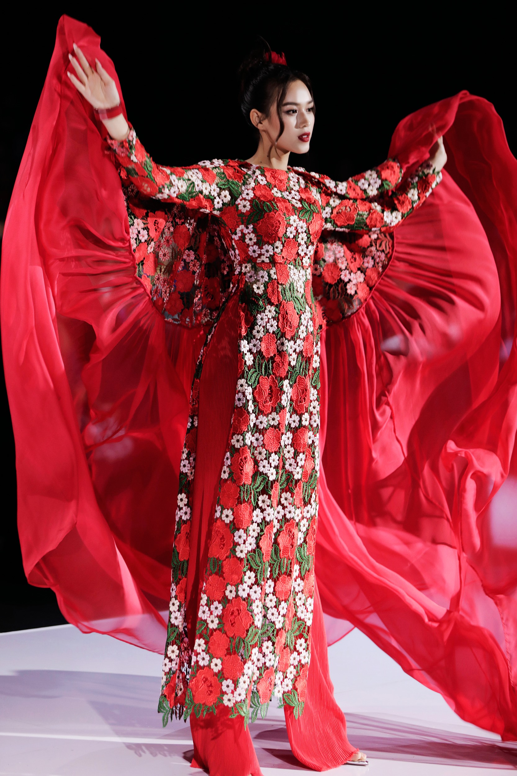 Hoa hậu Đỗ Thị Hà cùng bộ trang phục đỏ gạch với những chi tiết đậm nét cổ điển tự tin sải bước trên sàn diễn. Nhìn những chi tiết trên bộ trang phục, nhiều người không khỏi liên tưởng tới những cánh hoa hồng đang nở rộ rực rỡ, thể hiện cho sự bất diệt của tình yêu.