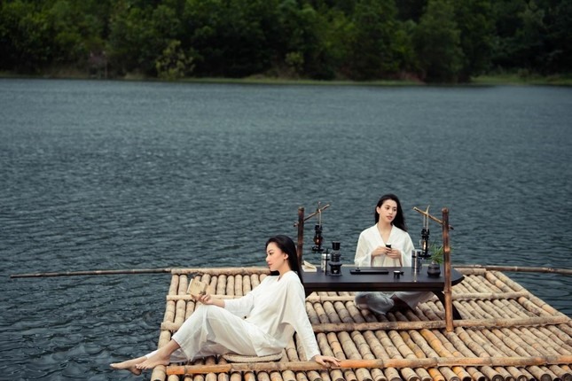 Hoa hậu Tiểu Vy cùng Á hậu Kim Duyên đã có dịp tìm hiểu và trải nghiệm cuộc sống của đồng bào Ê Đê tại vùng núi M’Drak, tỉnh Đắk Lắk.