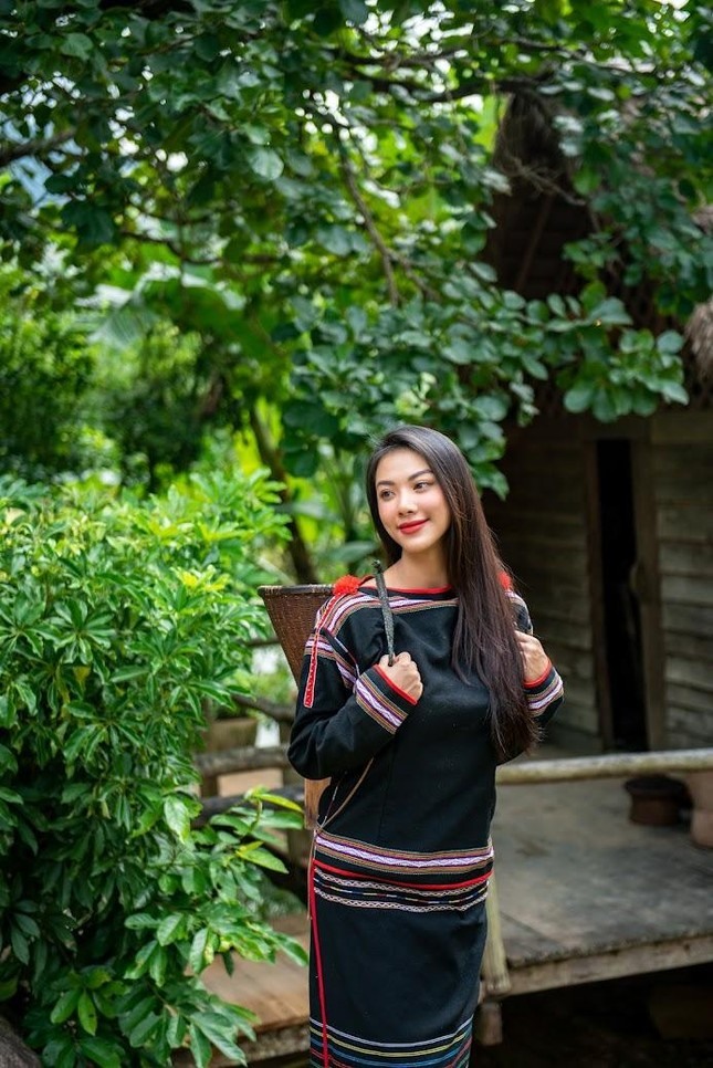 Cả hai cùng khoác lên mình trang phục đặc trưng của phụ nữ Ê Đê, học cách thu hoạch cà phê, sơ chế và rang xay cà phê. Được tự tay làm những công việc hàng ngày của con người nơi đây khiến Hoa hậu Tiểu Vy và Á hậu Kim Duyên cảm thấy thích thú.