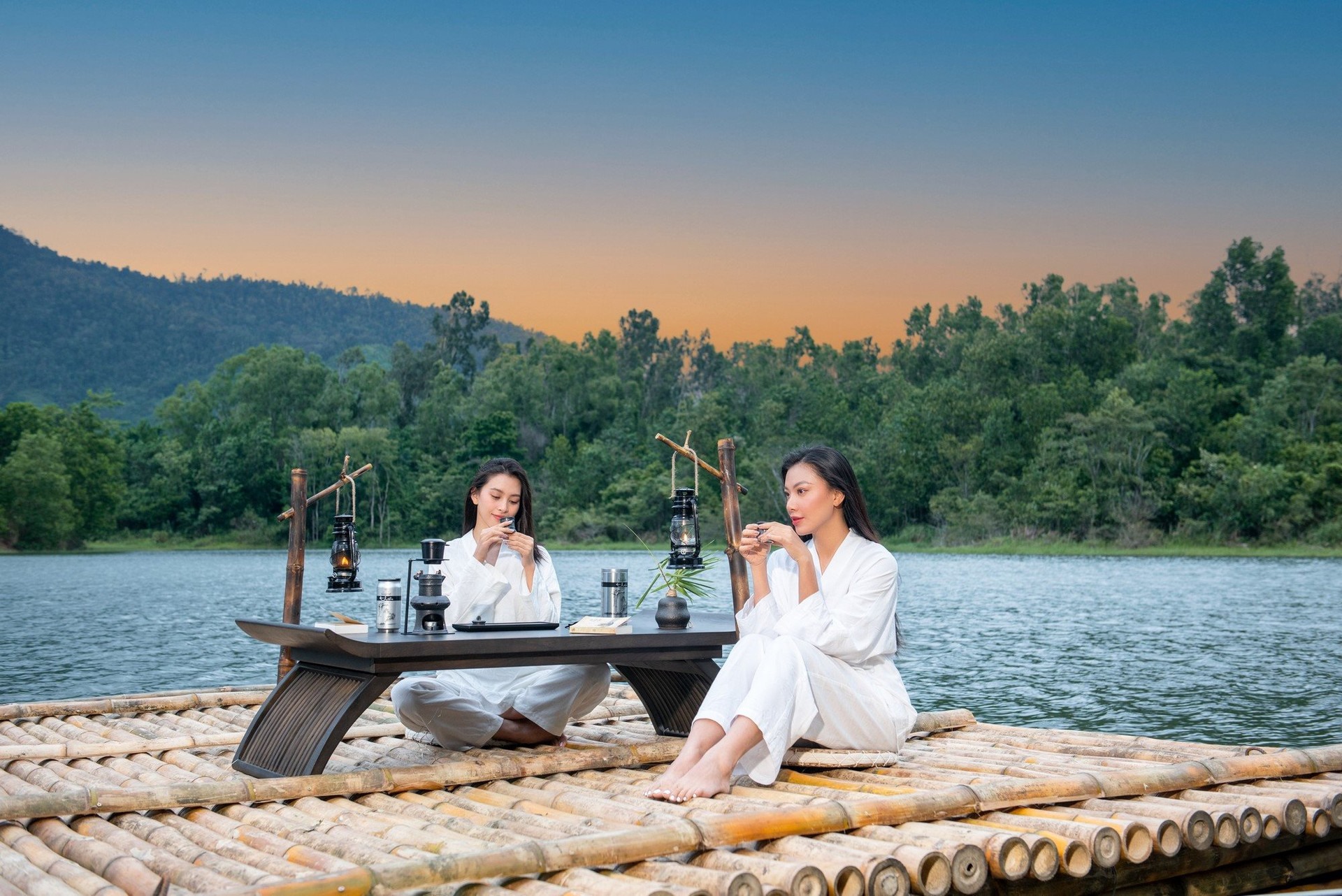 Trong trang phục bằng lụa tơ tằm do nhà thiết kế Diệp Anh thực hiện, hai nàng hậu toát lên nét đẹp gợi cảm của phụ nữ Việt nhưng không kém phần nhẹ nhàng và thanh thoát.