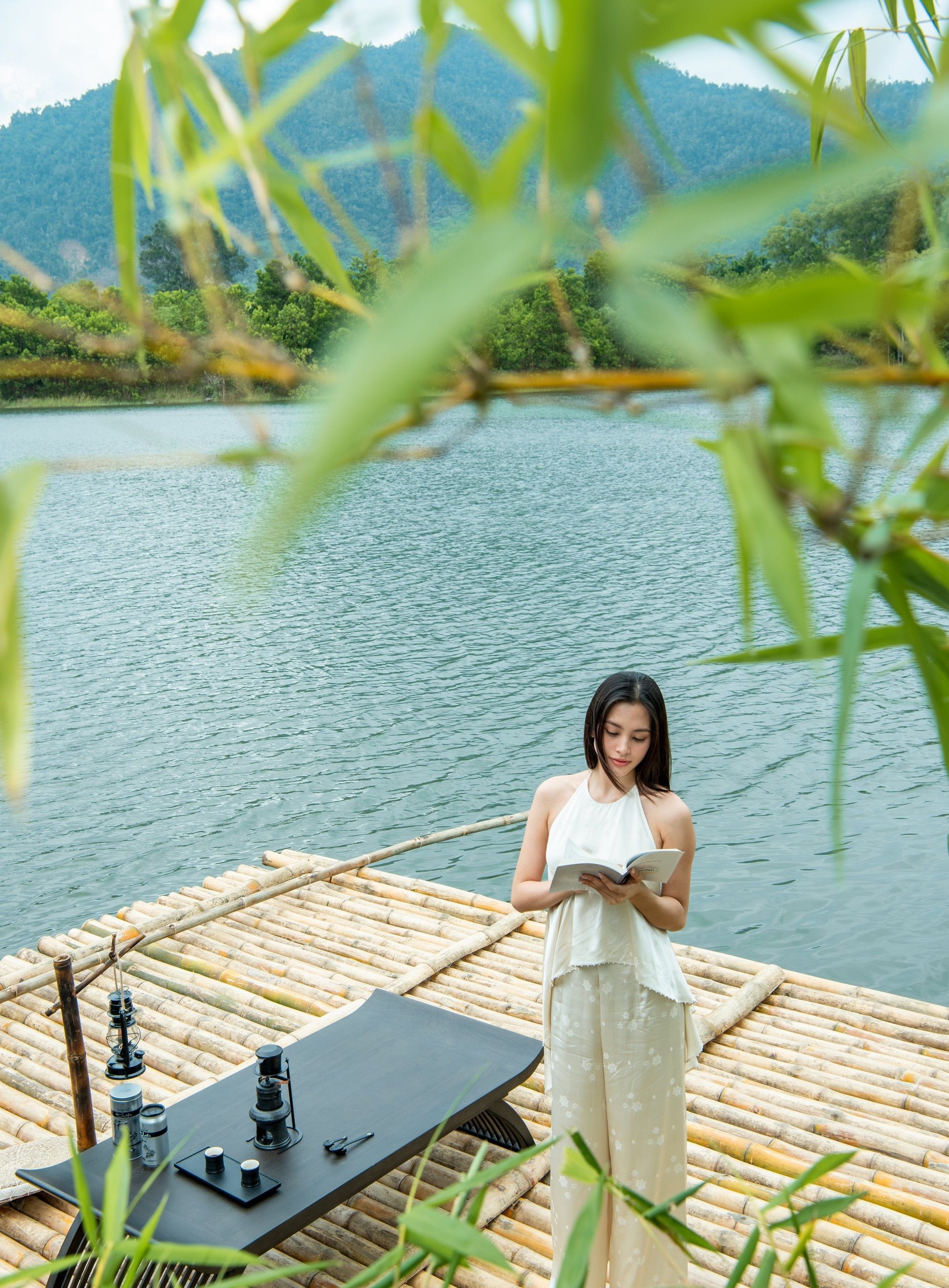 Trên những chiếc bè, hai người đẹp được cảm nhận khí trời lúc buổi sớm tinh sương, cảm nhận hương thơm tinh khiết của cây cỏ, thưởng thức cà phê và đọc sách.