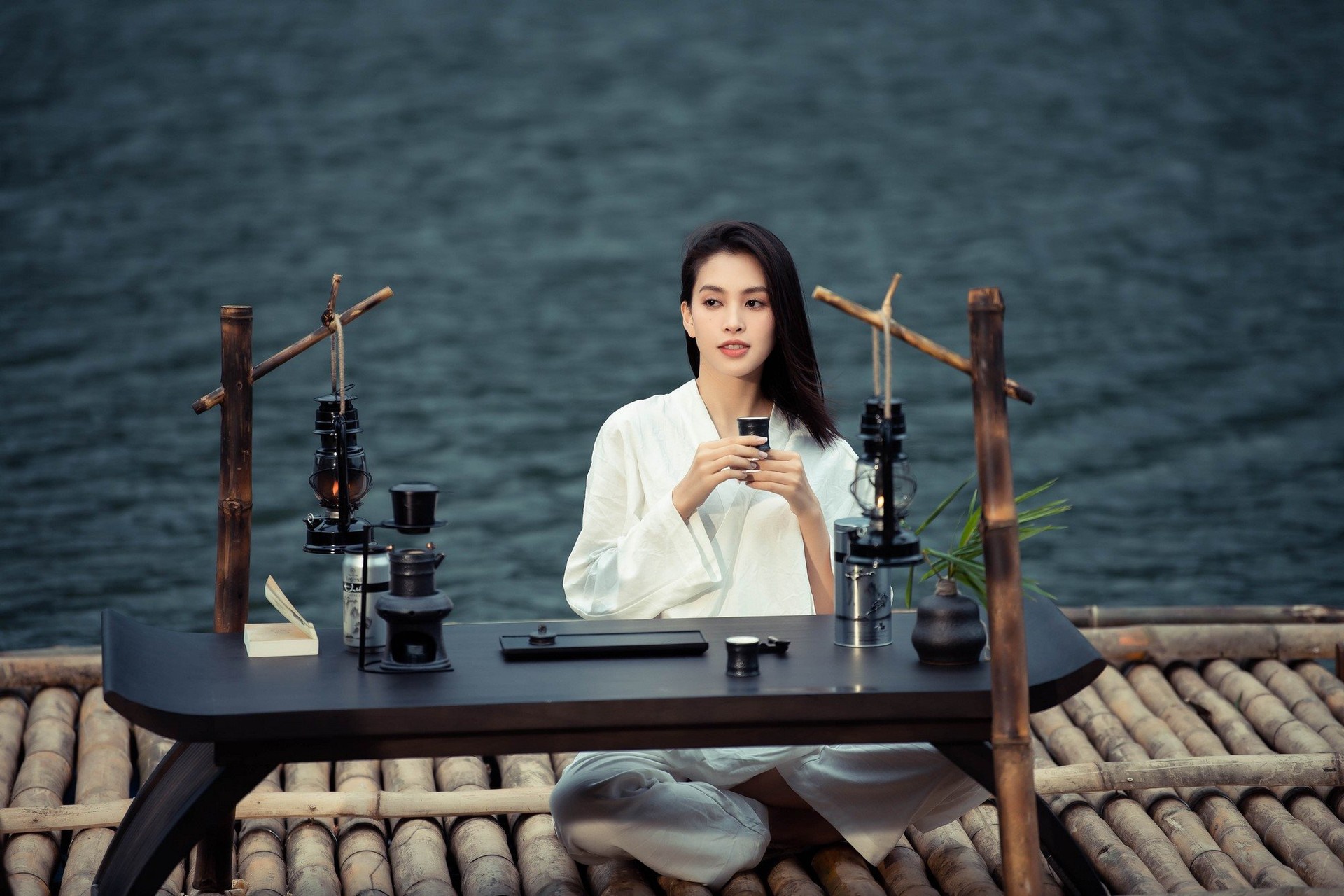 Là người thực hiện bộ hình lưu dấu những trải nghiệm của Tiểu Vy và Kim Duyên trong dịp ghé thăm M’Drak, nhiếp ảnh gia Tô Thanh Tân cũng có những cảm xúc đặc biệt trong suốt hành trình.