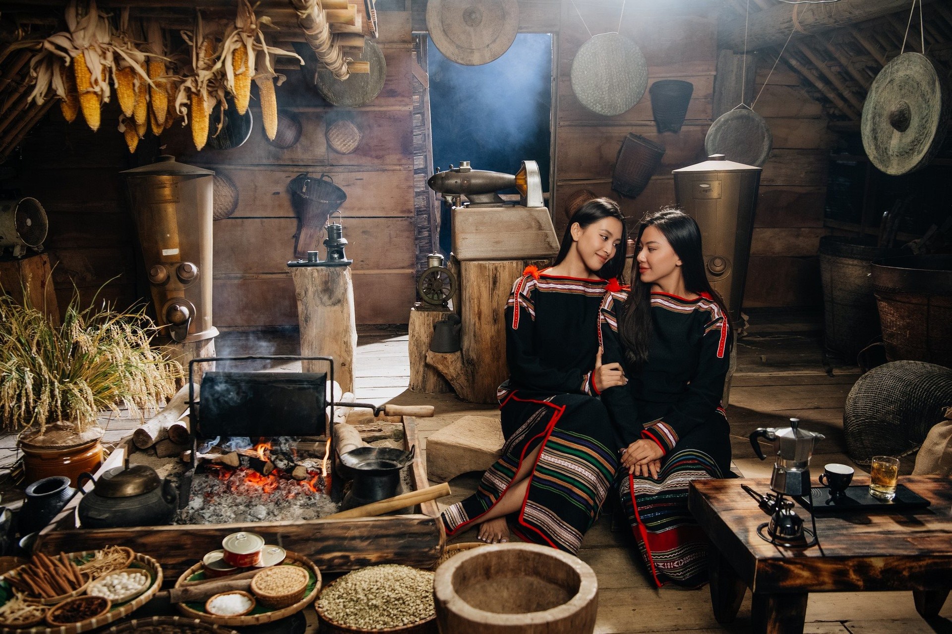 Không khí trong lành, tĩnh lặng cùng cảnh quan sông nước hữu tình, mờ ảo khiến vẻ đẹp của M’Drak mang nhiều màu sắc “siêu thực”. Nơi đây vẫn được coi là vùng đất ẩn chứa năng lượng đặc biệt để những người ghé thăm có thể tìm về sự yên bình.