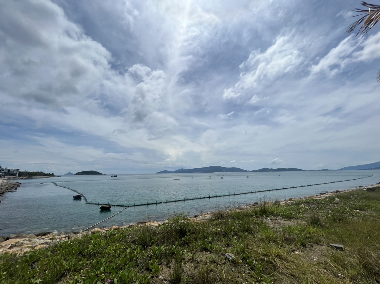 Tập đoàn Crystal Bay tháo giàn phao lấn chiếm 2ha mặt biển ở Nha Trang