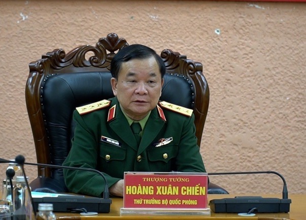 Thượng tướng Hoàng Xuân Chiến trao Quyết định của Chủ tịch nước cho 7 sĩ quan. Ảnh: Trọng Đức