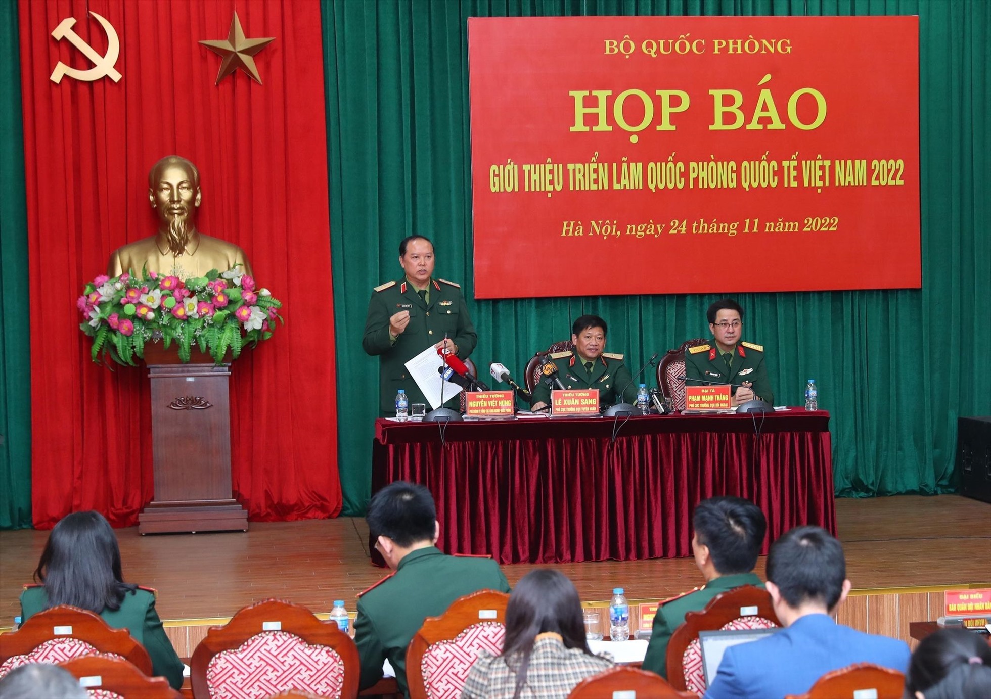 Thiếu tướng Nguyễn Việt Hùng - Phó Chính uỷ Tổng cục Công nghiệp Quốc phòng trao đổi tại họp báo. Ảnh: T.Vương