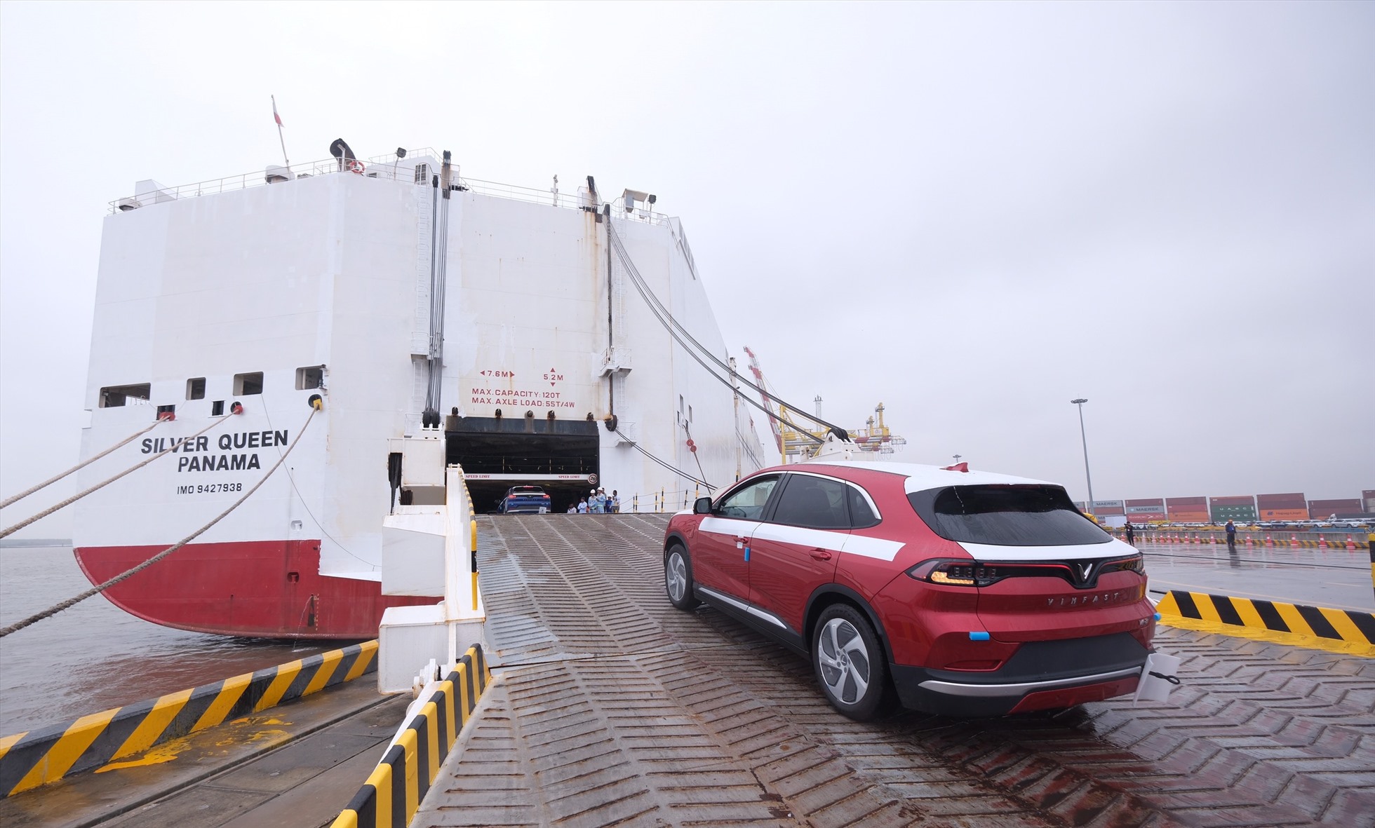 Xe ô tô điện VinFast lên tàu xuất khẩu sang Mỹ