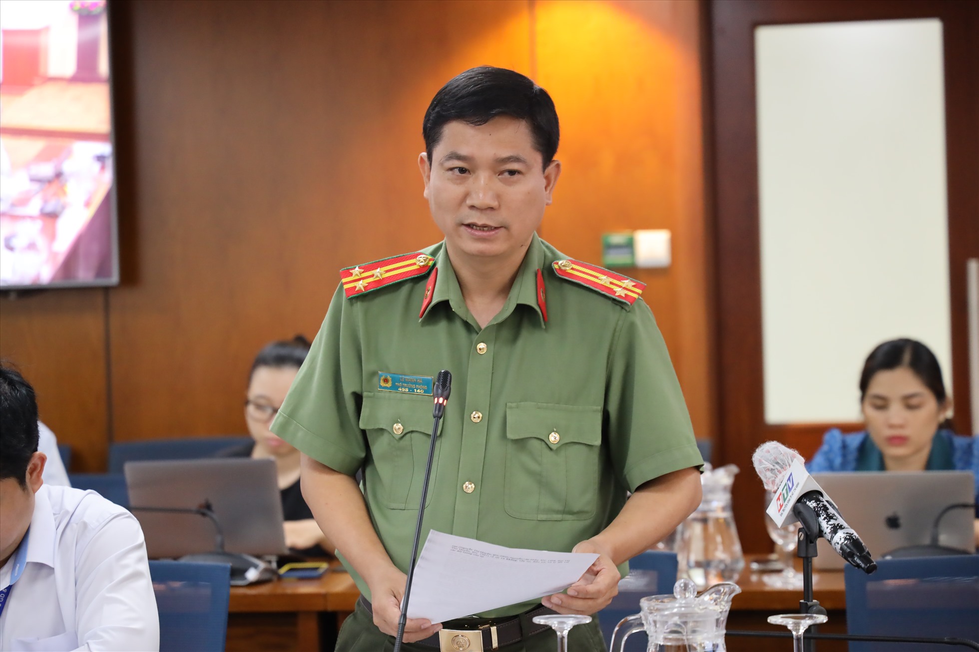Phó Trưởng phòng tham mưu Công an TP, Thượng tá Lê Mạnh Hà trả lời các nội dung được phóng viên quan tâm. Ảnh: HUYỀN MAI