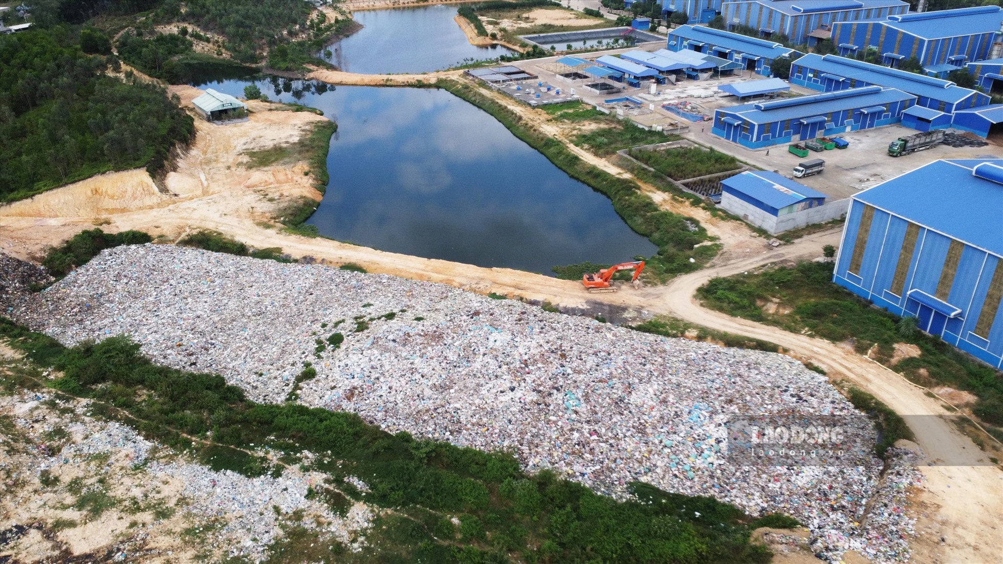 Khói bụi trong quá trình đốt rác và mùi hôi thối khi chôn lấp rác tại Khu xử lý rác thải Sông Công phát tán ra môi trường. Ảnh: Phùng Minh