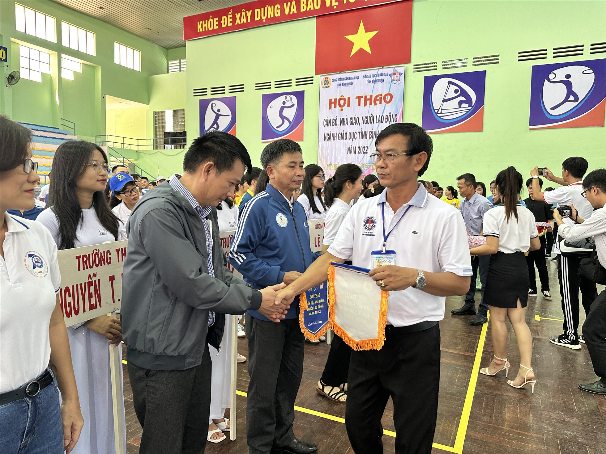 Ông Đặng Minh Trí, phó chủ tịch phụ trách Công đoàn ngành giáo dục tỉnh trao cờ lưu niệm cho các đoàn. Ảnh: Duy Tuấn