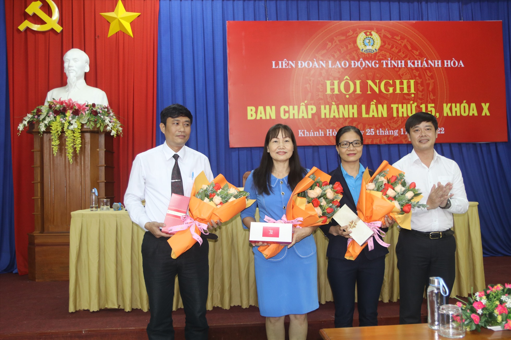 Lãnh đạo LĐLĐ tỉnh Khánh Hòa tặng hoa các đồng chí thôi tham gia ban chấp hành. Ảnh: P.Linh