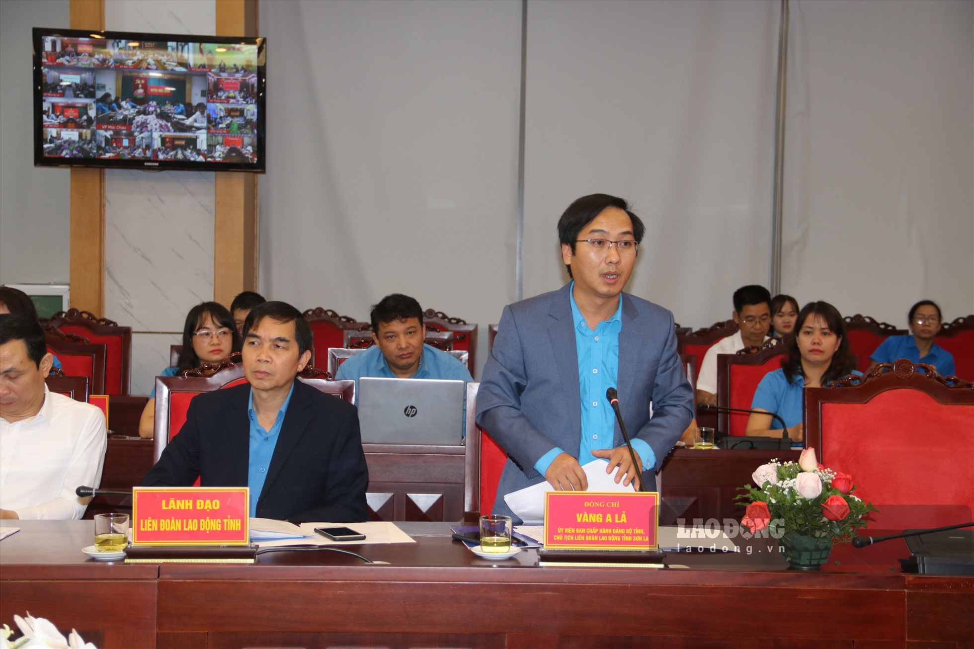 Ông Vàng A Lả - Chủ tịch LĐLĐ tỉnh Sơn La phát biểu trong buổi đối thoại.