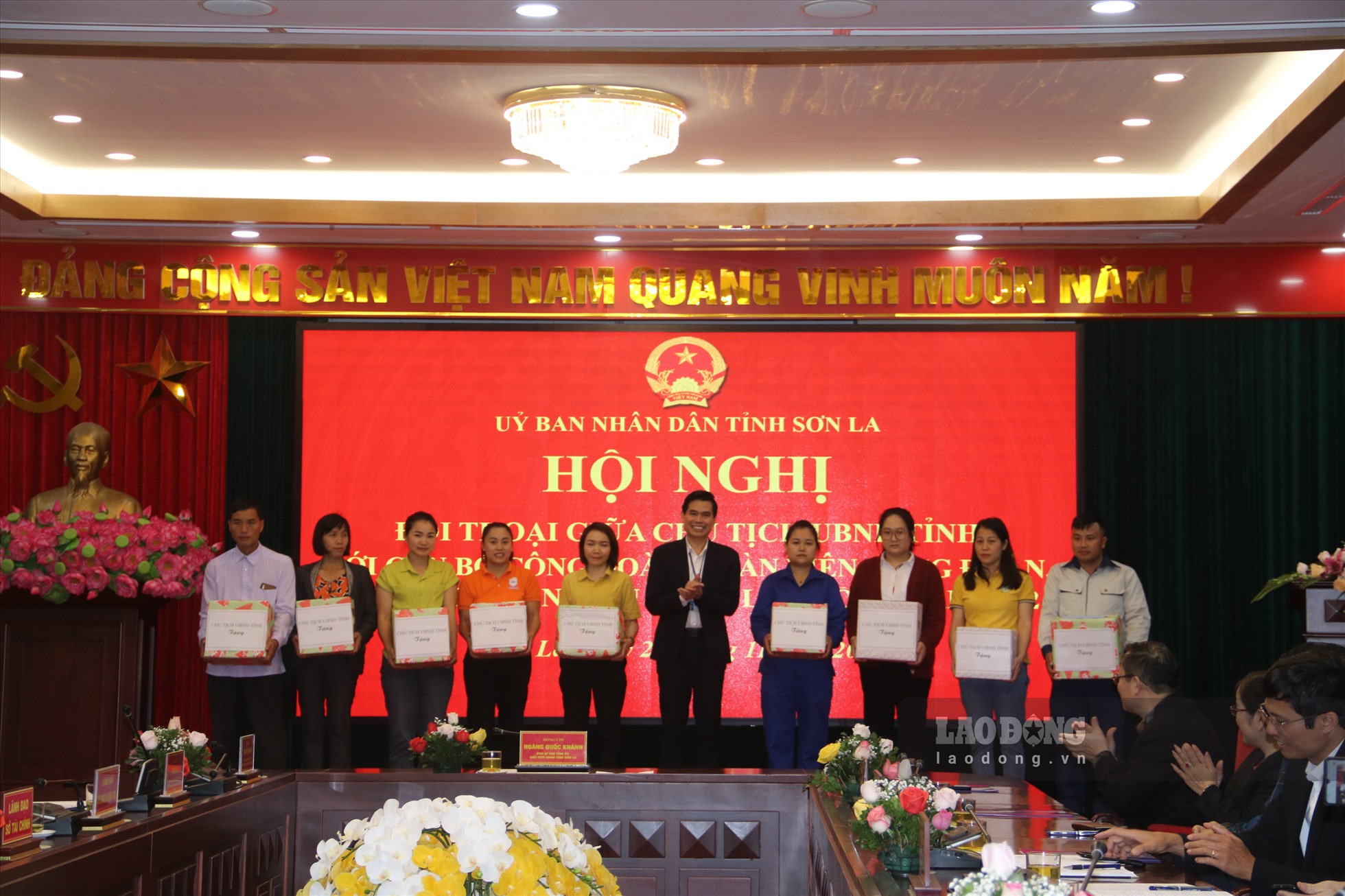 Chủ tịch UBND tỉnh Sơn La trao quà cho người lao động có hoàn cảnh khó khăn.