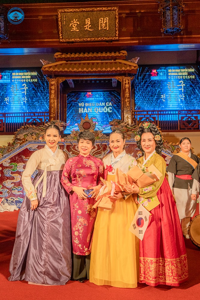 Các nghệ sĩ Hàn Quốc và Việt Nam chụp ảnh lưu niệm trên sân khấu nhà hát Duyệt Thị Đường