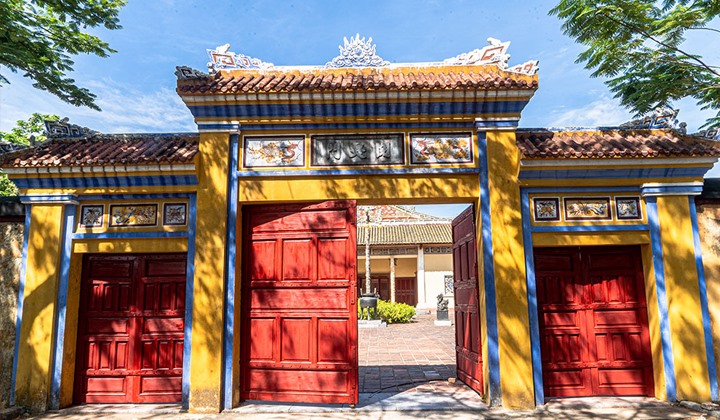 Nhà hát Duyệt Thị Đường được xây dựng vào năm Minh Mạng thứ 7 (1826) nằm bên trong Tử Cấm Thành. Đây là nơi dành riêng cho Vua, Hoàng thân quốc thích, các quan đại thần, và quốc khách của triều đình đến xem biểu diễn nghệ thuật (chủ yếu là xem các vở Tuồng cung đình).