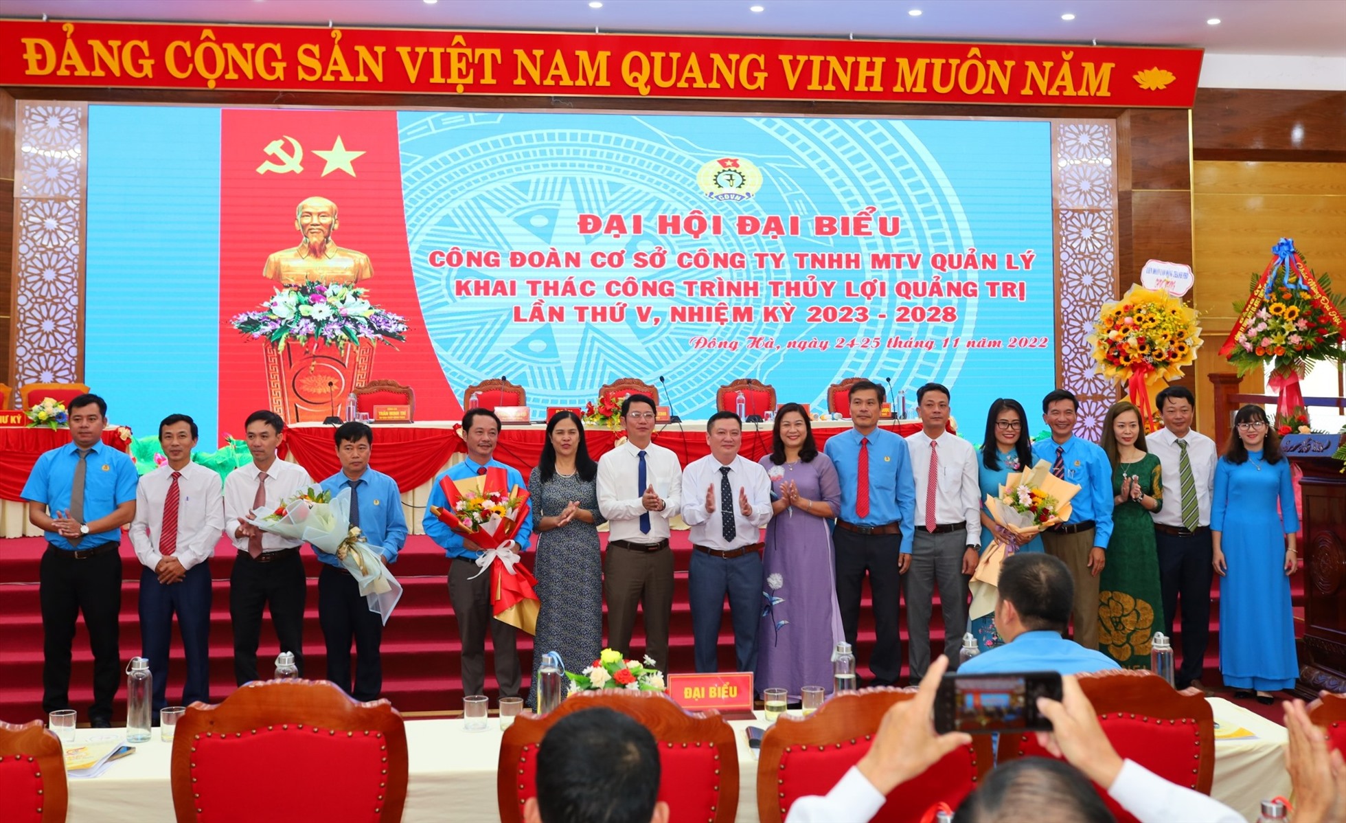 Lãnh đạo LĐLĐ tỉnh Quảng Trị tặng hoa chúc mừng ban chấp hành Công đoàn cơ sở Công ty TNHH MTV quản lý khai thác công trình thủy lợi Quảng Trị. Ảnh: Hoài Như.