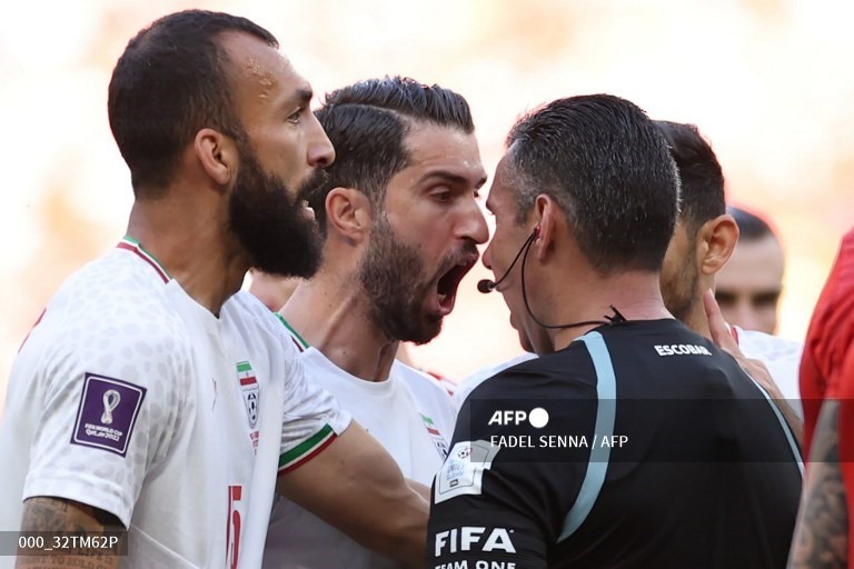 Các cầu thủ Iran phản ứng khi trọng tài ban đầu chỉ rút thẻ vàng. Ảnh: AFP