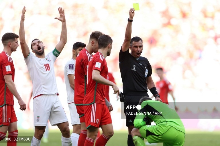 Các cầu thủ Iran phản ứng khi trọng tài ban đầu chỉ rút thẻ vàng. Ảnh: AFP