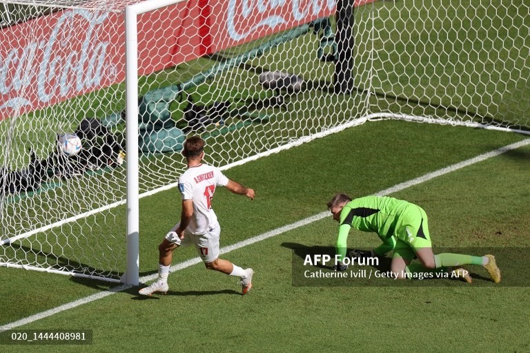 Iran đưa được bóng vào lưới Xứ Wales nhưng lỗi việt vị trước đó. Ảnh: AFP