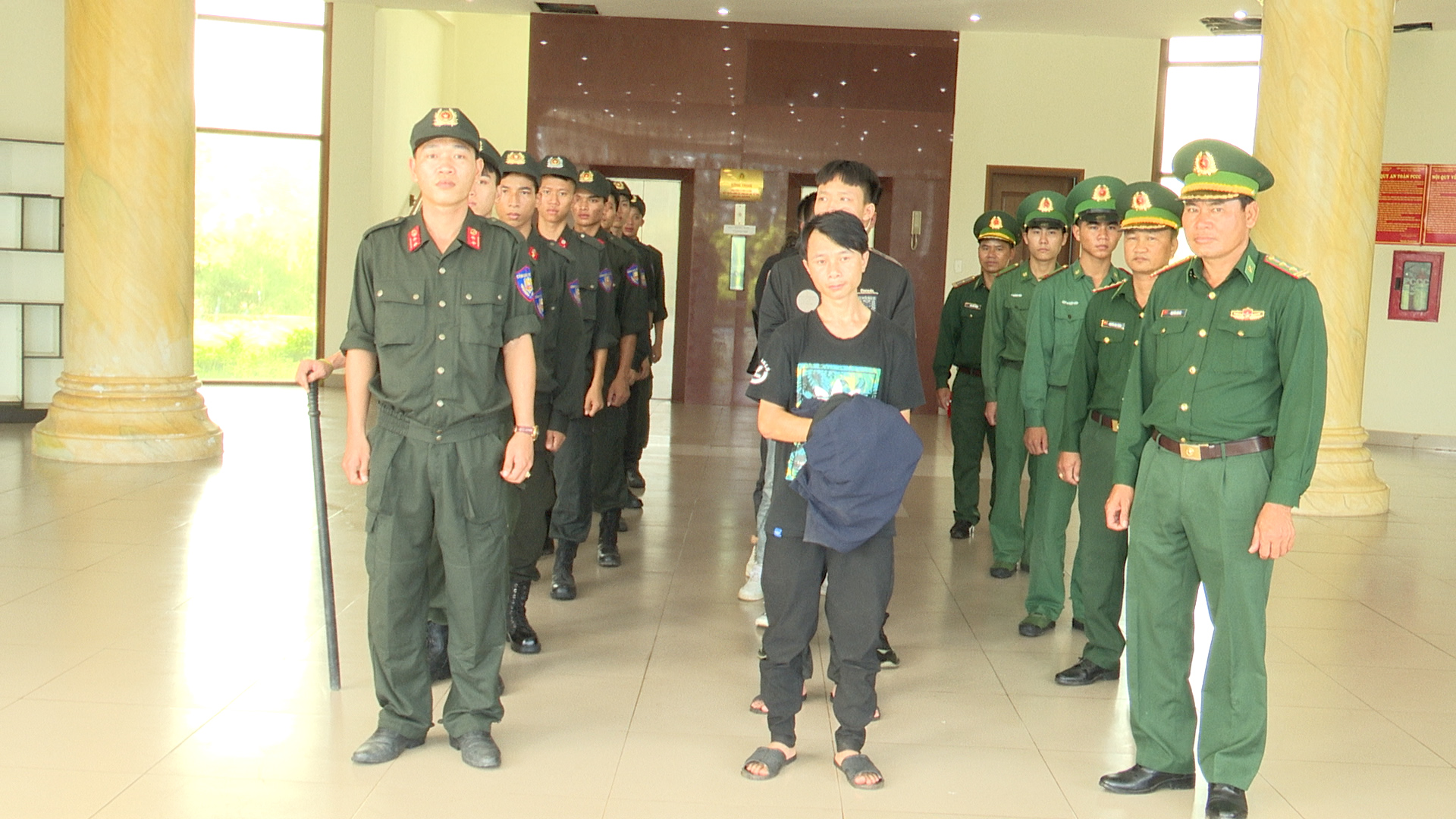 Lực lượng Ban Chuyên án 822 X bàn giao các đối tượng cho Công an tỉnh Quảng Trị tiếp tục điều tra, xử lí theo quy định của pháp luật. Ảnh: Mạnh Hùng
