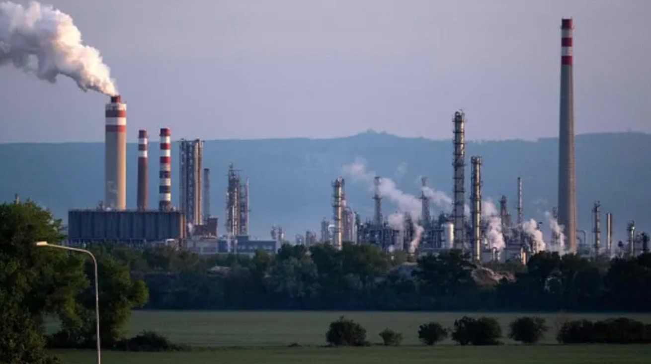 Ảnh chụp ngày 3.5.2022 cho thấy toàn cảnh nhà máy lọc dầu Slovnaft ở Bratislava, Slovakia. Ảnh: AFP