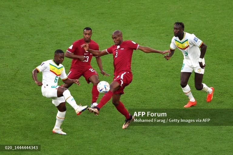 Senegal đang tìm cách để kéo giãn hàng phòng ngự Qatar. Ảnh: AFP