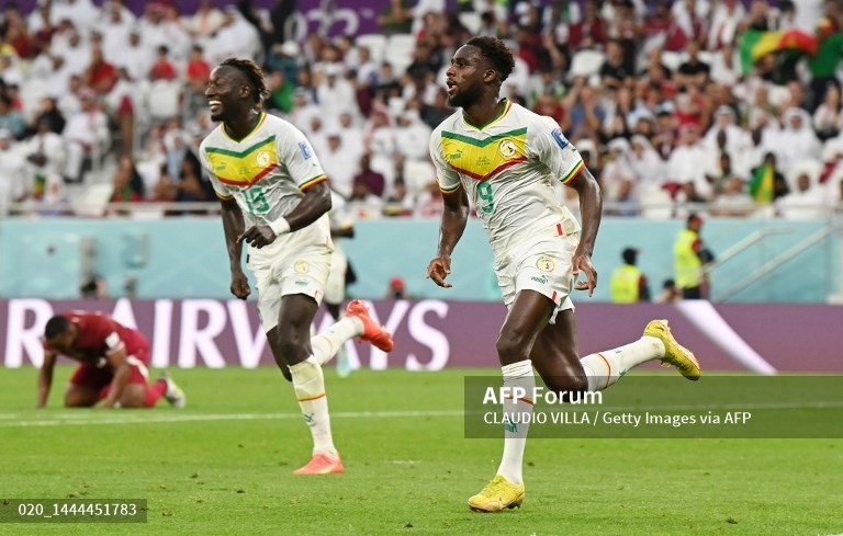 Boulaye Dia ghi bàn mở tỉ số cho Senegal sau sai lầm của hàng thủ chủ nhà. Ảnh: AFP