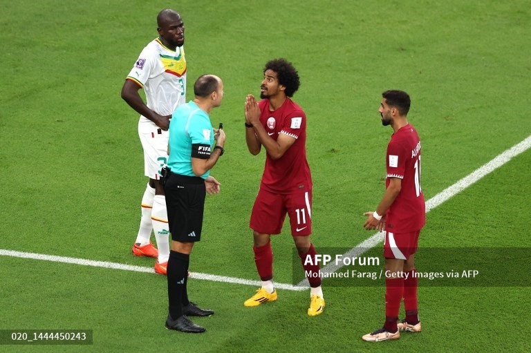 Các cầu thủ Qatar phản ứng với trọng tài khi không được hưởng 11m. Ảnh: AFP